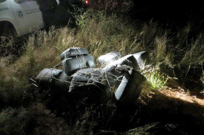 Este cargamento de droga que fue dejado por una aeronave sencilla terminó en una bodega de la Patrulla Fronteriza en noviembre de 2014. “Las organizaciones criminales transnacionales utilizan una amplia gama de técnicas para contrabandear a personas y narcóticos hacia Estados Unidos”, advierte la dependencia.