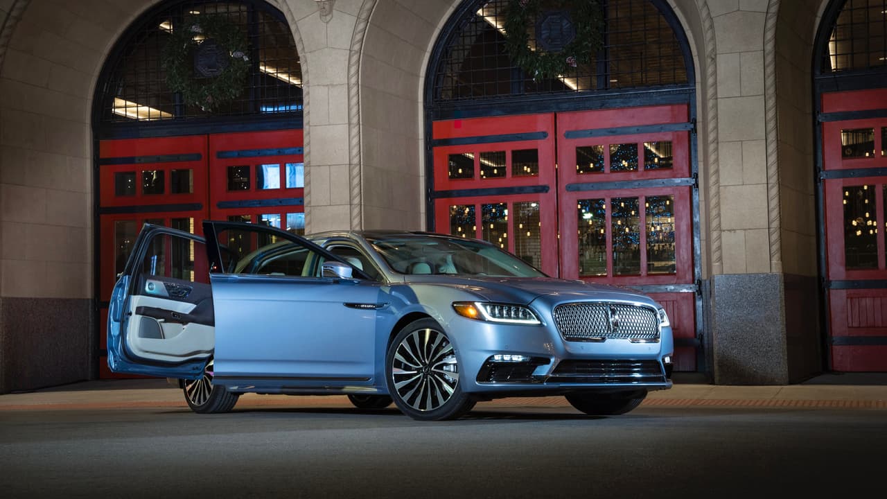 Aunque Lincoln no hizo un anuncio oficial al respecto, algunos de sus personaeros nos dejaron saber que el precio del Lincoln Continental 80th Anniversary Coach Door Edition podría sobrepasar los 
<b>100,000 dólares</b>.