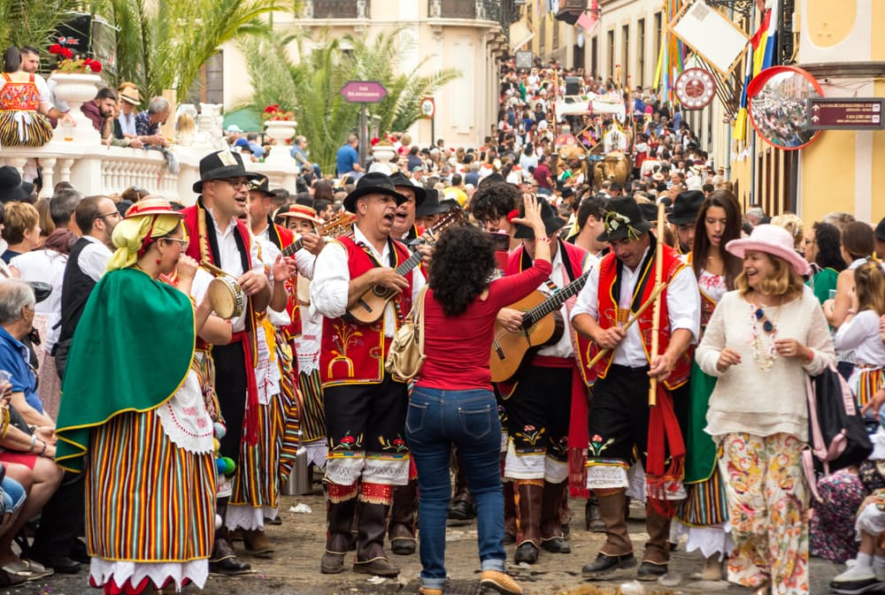 Se le enterró en una caja normal de madera en la parroquia de San Andrés. Conforme pasaba el tiempo y se escuchaban sus nobles labores, ante la insistencia del pueblo se le iba a dar sepultura en el interior del templo y 40 años después, al exhumar su cuerpo, se dieron cuenta que seguía igual como si apenas hubiera fallecido el día anterior.