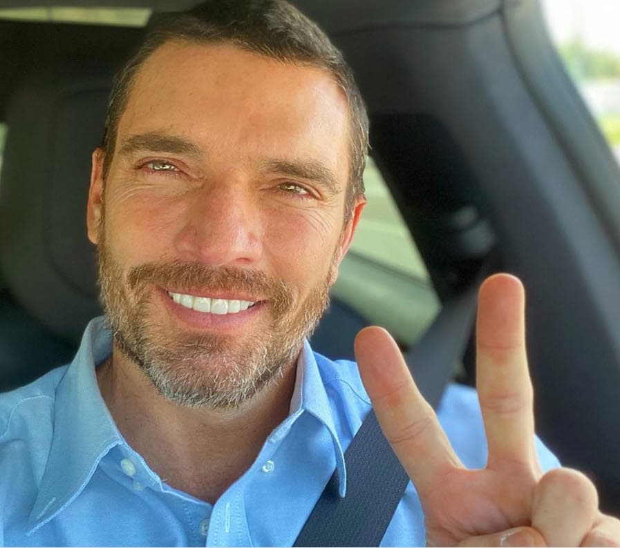 Entre los famosos que reaccionaron estuvo Julián Gil, quien suele exponer sus conocimientos en el deporte como presentador de 
<b><a href="https://www.tudn.com/?_ga=2.28359160.573200721.1600602593-848561153.1599995710" target="_blank">TUDN</a></b>. 
<br>