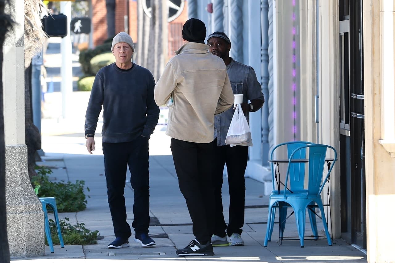 Bruce Willis lucía un atuendo relajado.