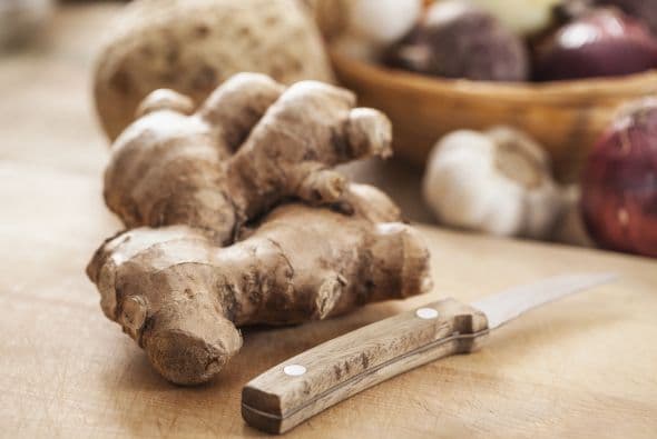 Ajo y jengibre. El ajo podría ser un buen ingrediente para condimentar tus sopas. Parece que tiene propiedades antimicrobianas y estimulantes del sistema inmune, y podría darle un respiro a tu congestión. En tanto, el jengibre suele utilizarse para combatir las náuseas y el dolor de estómago.