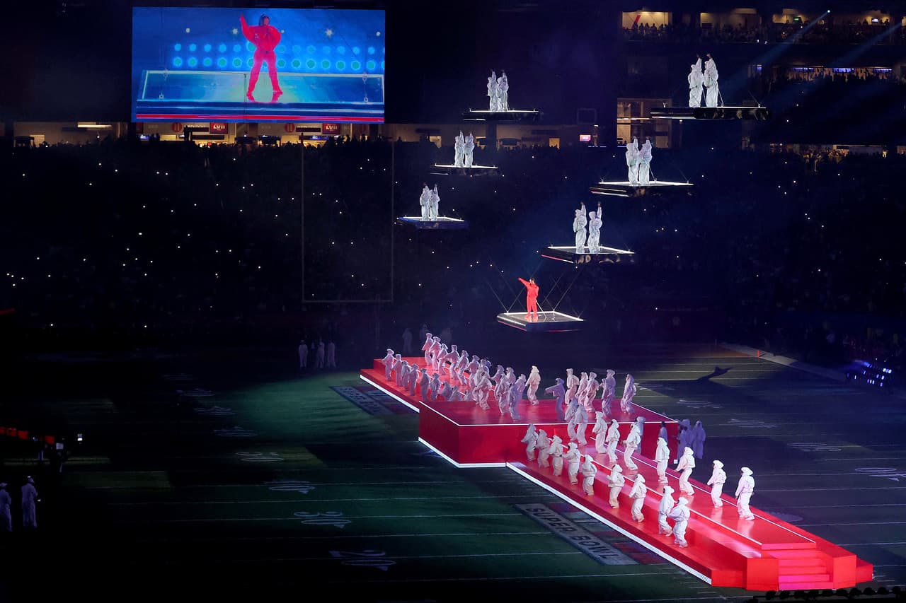 Un grupo de bailarines vestidos de blanco acompañaron por aire y tierra a Rihanna en el escenario durante el Apple Music Super Bowl LVII Halftime Show en el State Farm Stadium el 12 de febrero de 2023 en Glendale, Arizona.
