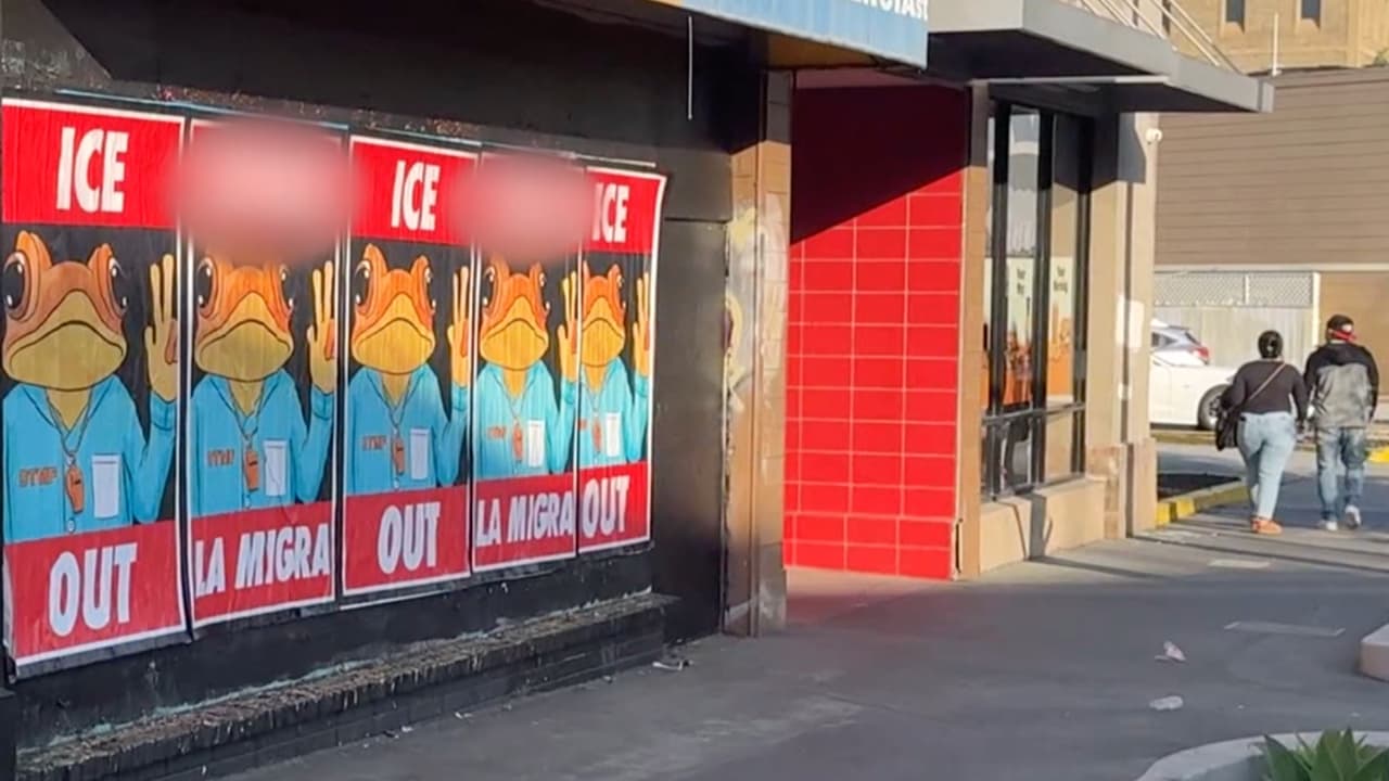 Aparecen en San Francisco carteles anti-ICE con el sapo concho de Bad Bunny