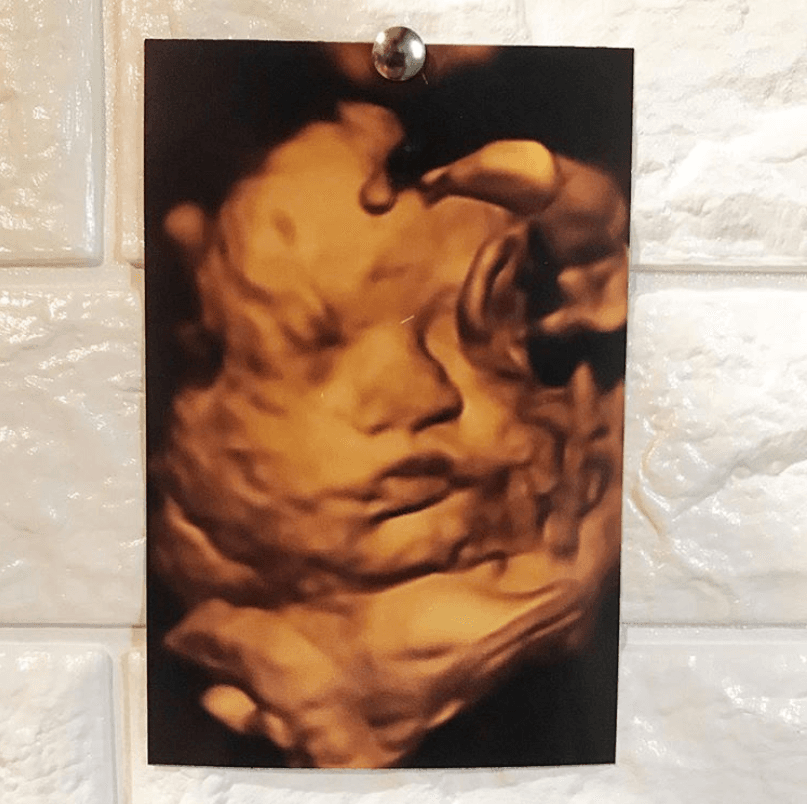 El cantante tuvo a la pequeña junto a su novia Jennifer Loya, con quien había mantenido un romance en secreto hasta el 24 de enero, cuando anunció que se convertiría en padre.