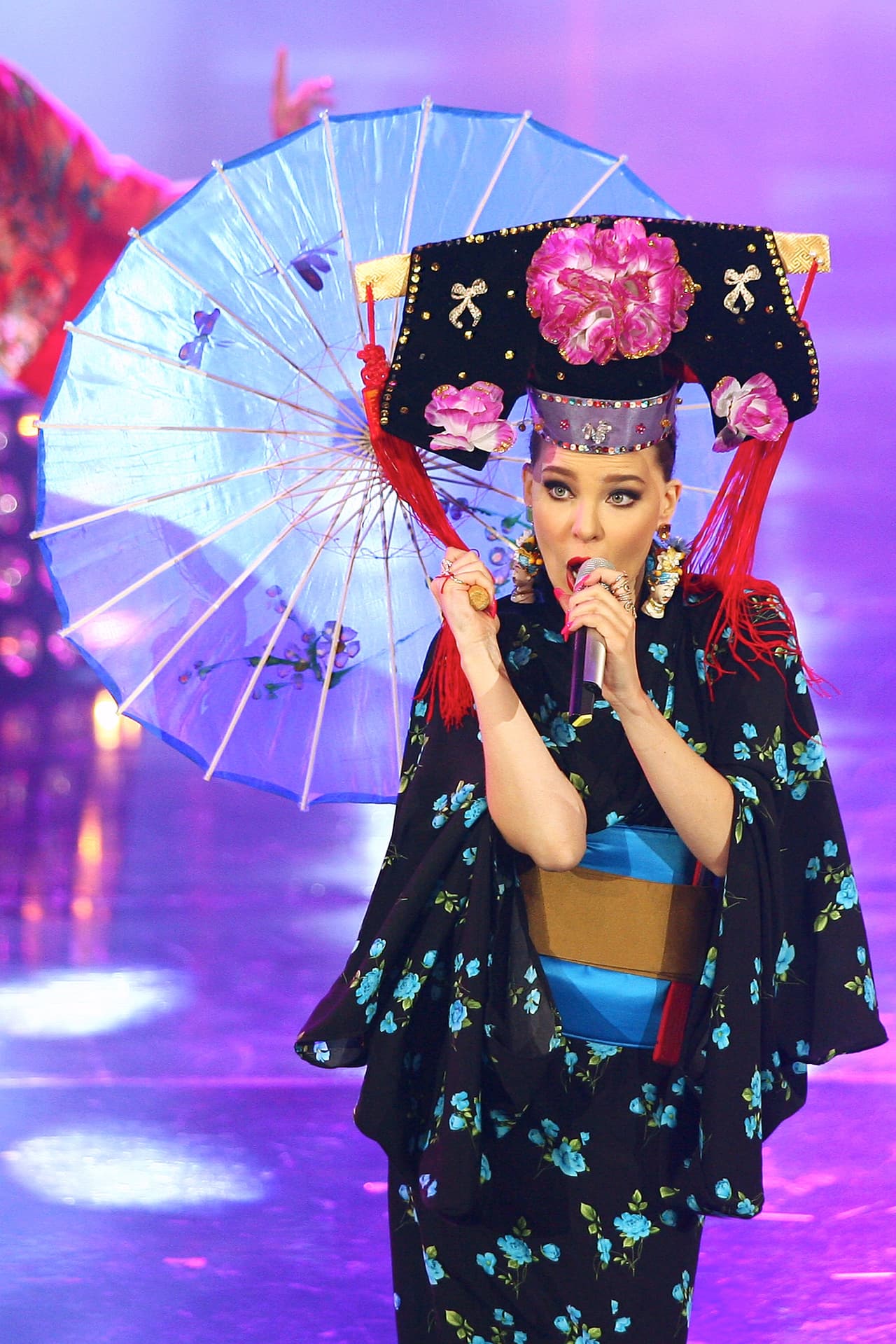 Por si fuera poco, una vez que se encuentra enamorada, Belinda se entrega por completo.