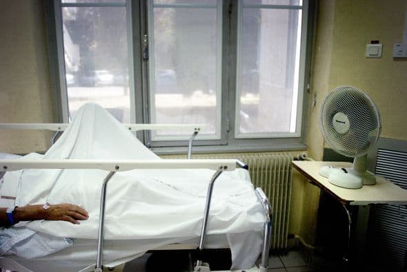 Los efectos del calor intenso representan riesgos dobles para los humanos. Por una parte, están las complicaciones de salud relacionadas con un golpe de calor, la primera causa de muerte por el clima en Estados Unidos. Otro riesgo es el de incendios forestales que amenazan los la vida de los humanos y con recursos naturales.