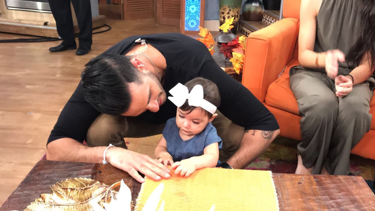 El chef Jesús pasó a saludarla y de paso a jugar un poquito con ella.