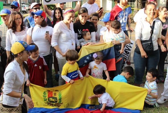 A cantos y gritos pidieron paz y libertad en la calle Westheimer, una de las más transitadas de Houston. 