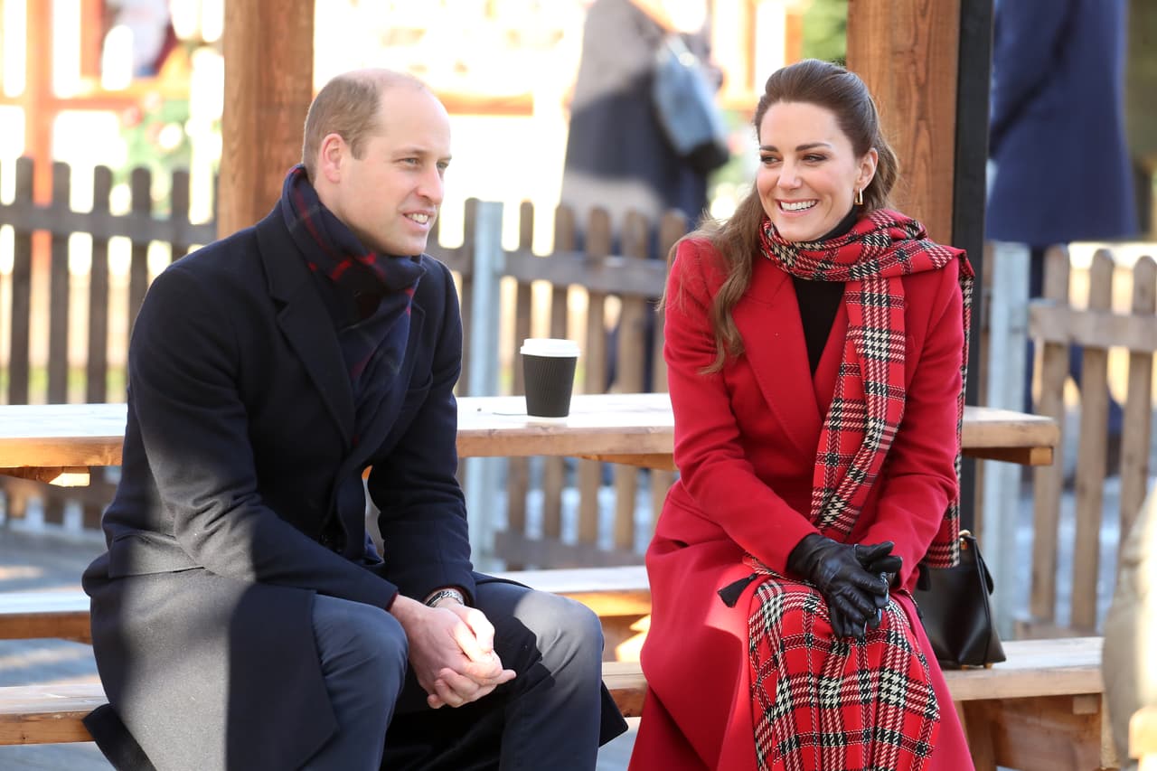La salida familiar ocurre después de que el príncipe William y la duquesa de Cambridge realizaran una breve gira por navideña en el tren real, en la que visitaron Gales, Escocia e Inglaterra. Su última parada fue el castillo de Windsor.