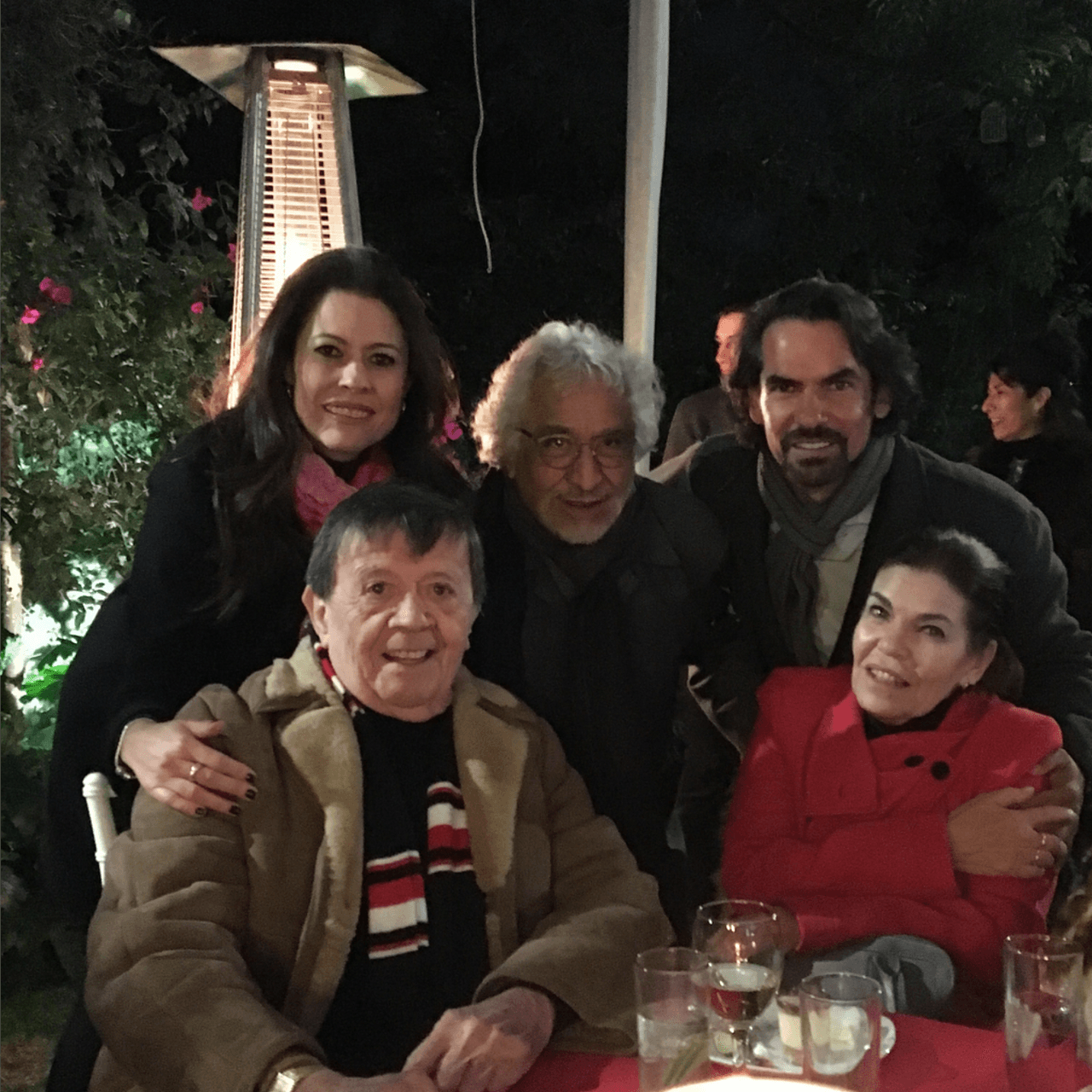 Después del
<a href="https://www.univision.com/entretenimiento/rafael-inclan-aclara-el-terrible-secuestro-virtual-que-sufrio">secuestro virtual</a> que sufrió a finales de octubre pasado, Rafael Inclán está apenas retomando su vida social, por lo cual acudió al llamado para festejar estas fechas. En la foto se muestra a la actriz Lorena Álvarez, Armando Araiza y 'Chabelo', junto a su esposa Teresita.