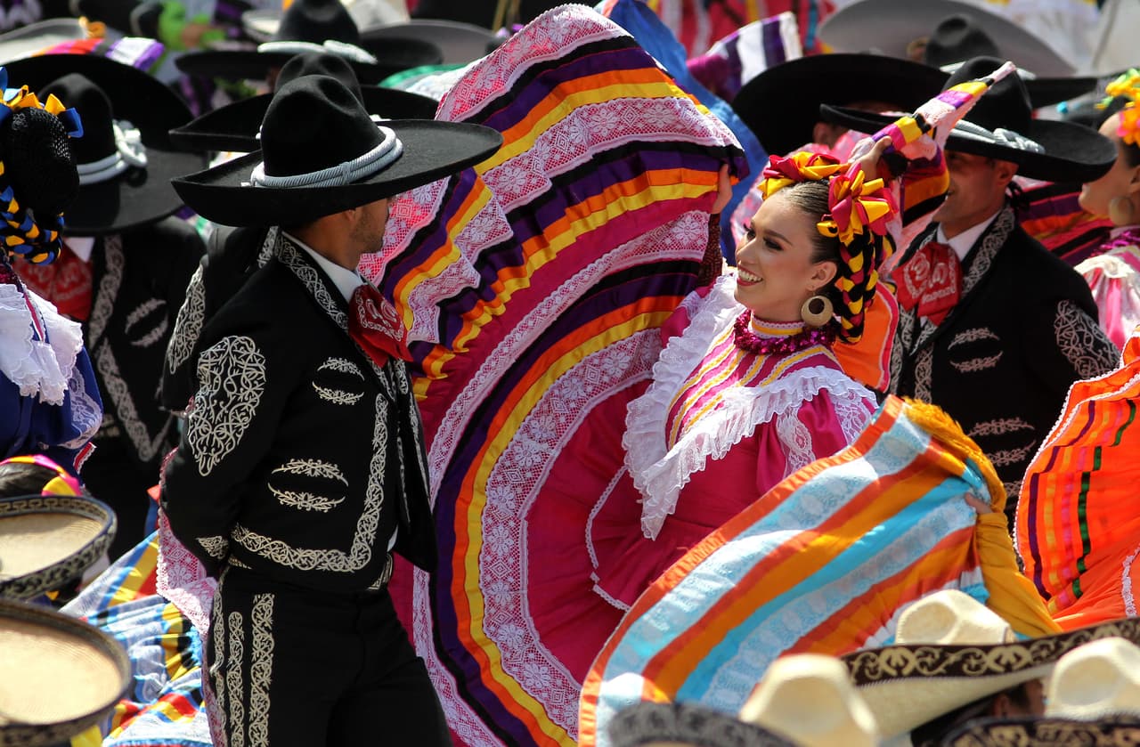 <b><a href="https://www.micheladafestival.org/" target="_blank">Festival Gratis en el centro de Fort Worth:</a></b> El único Festival Auténtico de Michelada en Fort Worth que celebra la comida, la música y el patrimonio hispano. Es un evento familiar en donde puedes bailar y la entrada es gratis.
<br>