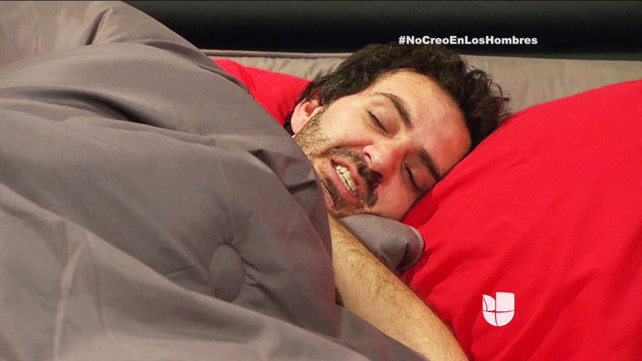 Eres un cínico Daniel, ni siquiera estás al lado de María Dolores, prefieres dormir.