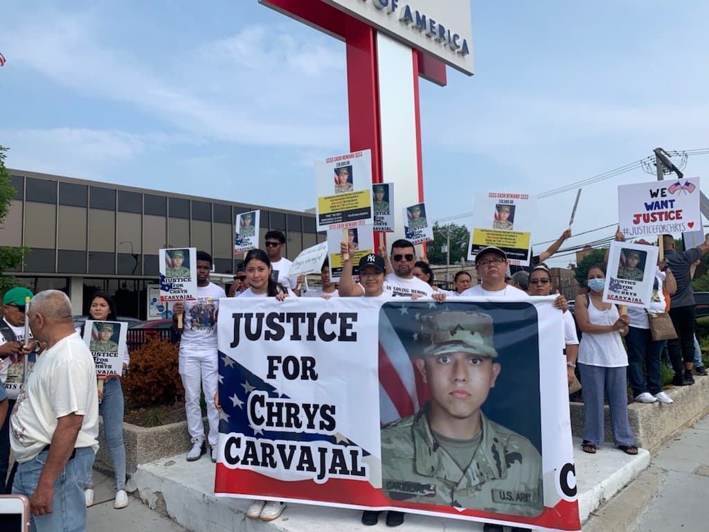 Decenas de personas participan en la marcha de este sábado en el noroeste de Chicago.