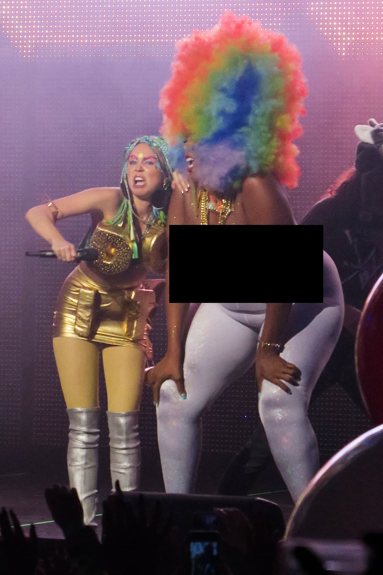 Incluso hizo algunas caras grotescas en los números musicales que presentó.