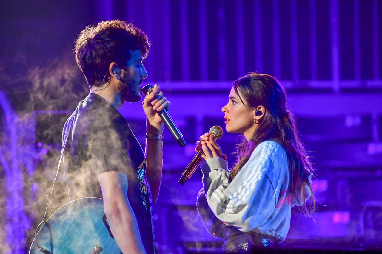 El cantante colombiano confesó que la pasa "increíble con ella". Detalló lo importante que era para ellos "poder compartir este momento tan importante de nuestra vida, juntos, con música, encontrándonos en unos premios tan importantes".