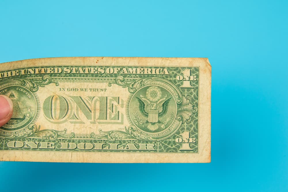 1 dólar o billete verde de tu localidad