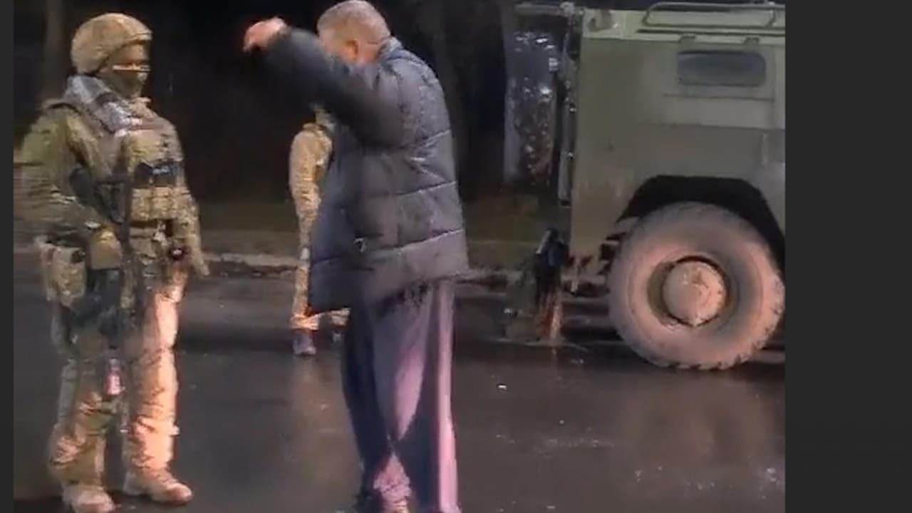 Días atrás, un video compartido en redes 
<a href="https://twitter.com/BBCWorld/status/1497313160117772288?" target="_blank">se hizo viral:</a> mostraba a una mujer, aparentemente ucraniana, enfrentándose a soldados rusos. La mujer 
<b>les decía a los soldados invasores que se pusieran semillas de girasol en sus bolsillos para que las flores crecieran luego de su muerte, cuando fueran enterrados. </b>
<br>
<br>
<b><a href="https://www.univision.com/noticias/civiles-ucranianos-vs-militares-rusos-los-videos-que-muestran-la-fuerte-resistencia-durante-la-invasion-video">"Tomen estas semillas para que crezcan girasoles cuando mueran aquí“</a></b>, les dice la mujer a los soldados rusos, según la traducción que hizo la cadena BBC. 
<br>
<br>Y continúa: 
<b>"Chicos, pongan estas semillas en sus bolsillos. Tomen estas semillas. Morirán aquí con ellas. Han venido a mi tierra... ¿Entienden? Son ocupantes. Son enemigos. Y de ahora en adelante, estás maldito".</b>