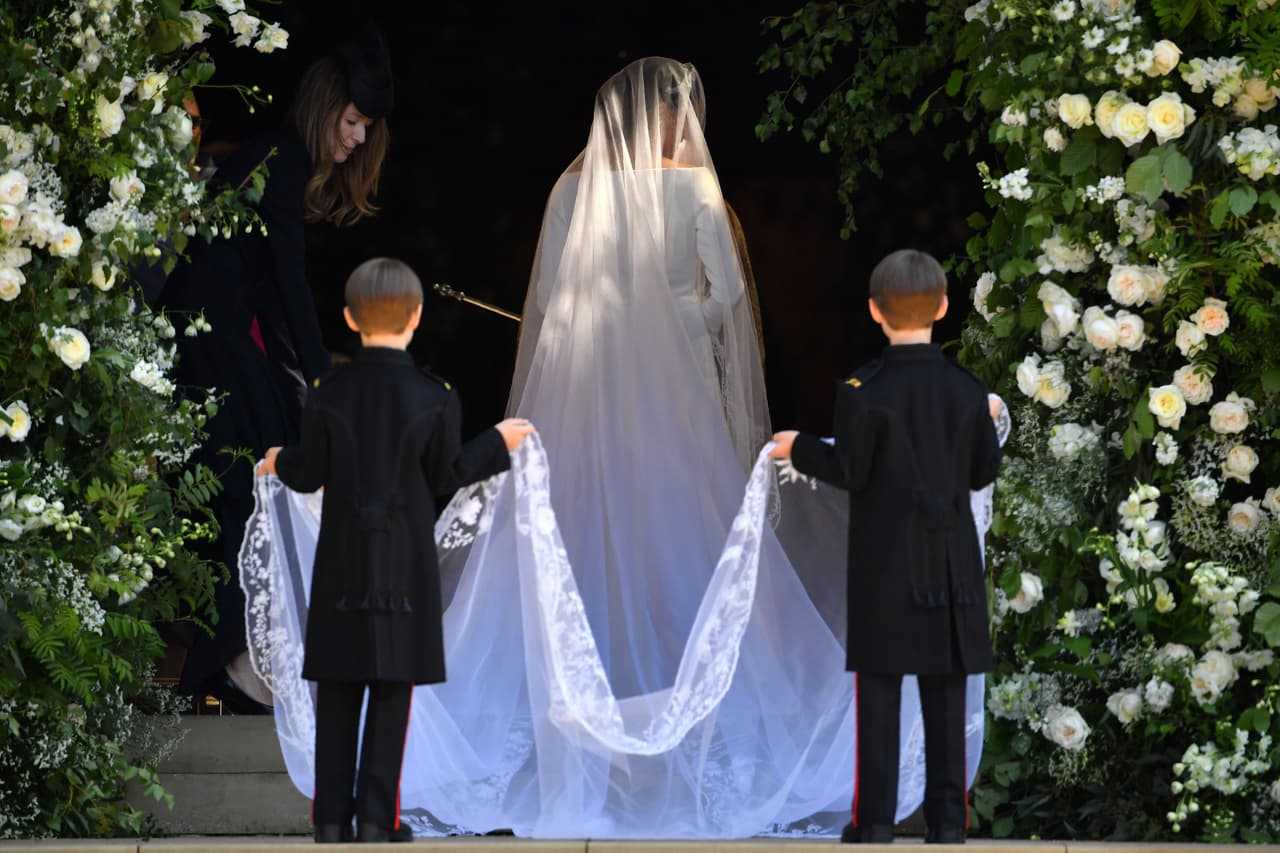 Sostenidos por dos pajes, tenía la orilla bordada con flores que representan a las 53 colonias de la Commonwealth. Además, dos flores elegidas por Meghan.