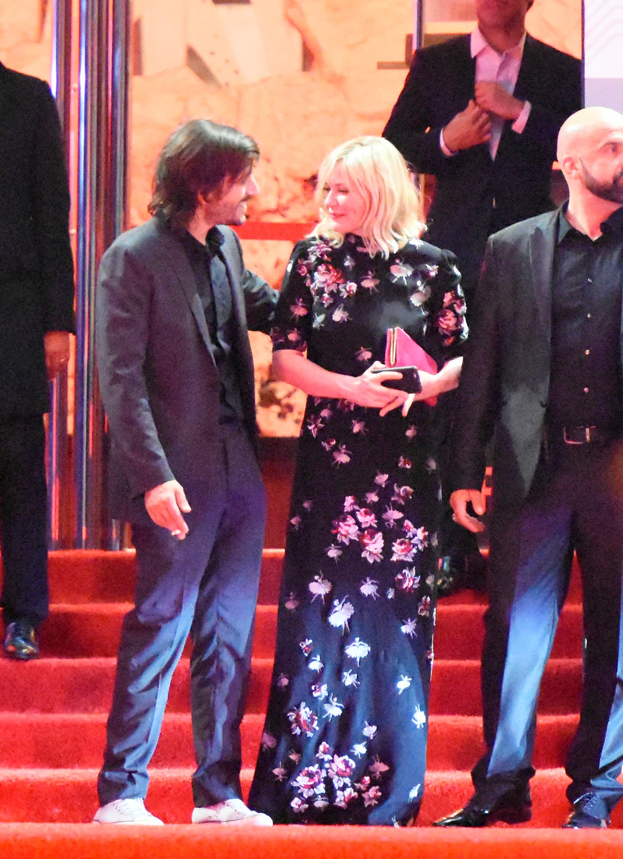 La rubia lucía encantada de ser escoltada por el actor.