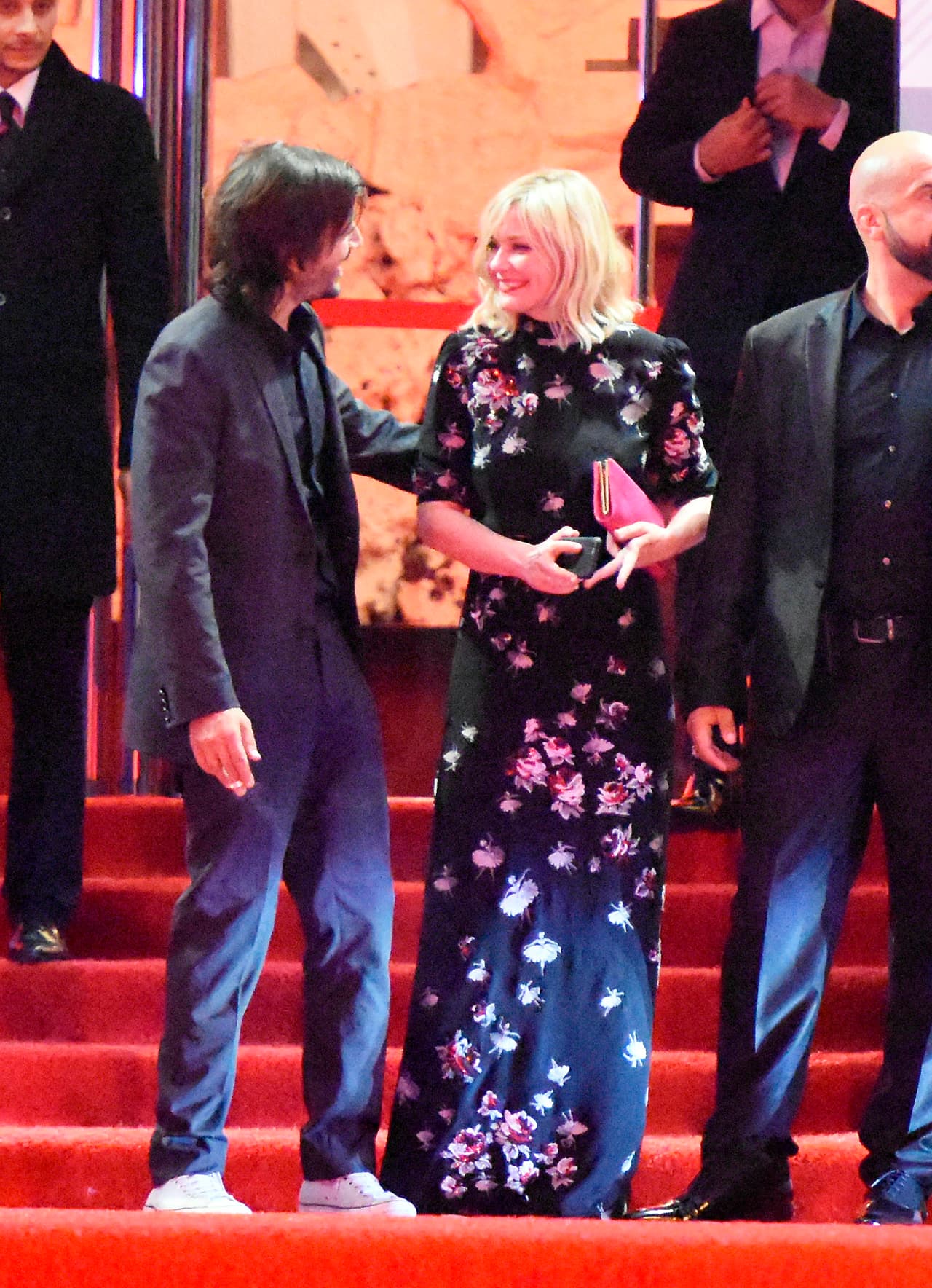 Como todo un caballero, Diego la acompañó a la salida.