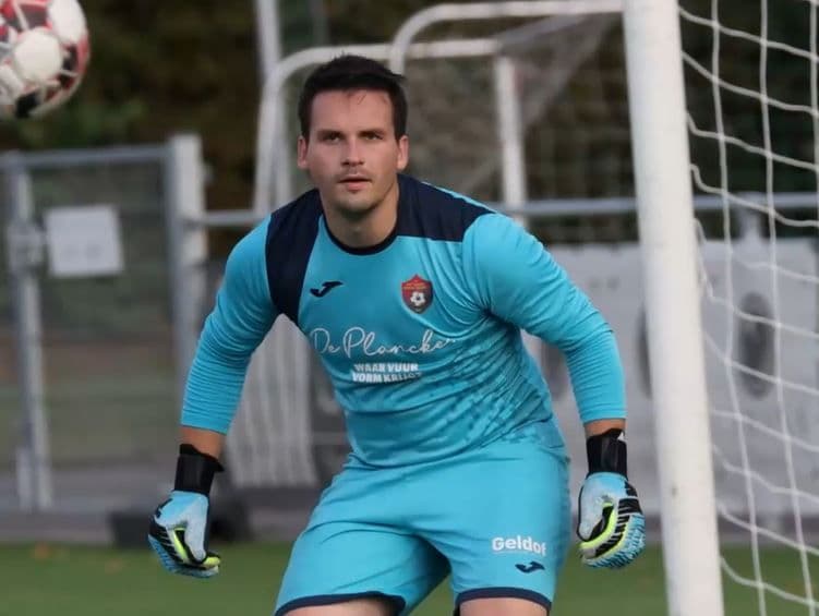 Atajó un penal y después se desplomó en el campo: un portero muere en pleno partido de fútbol 