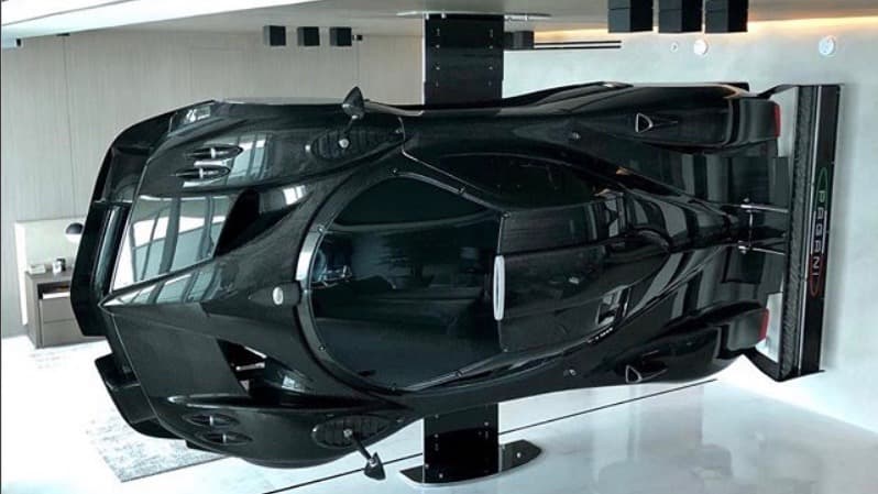 Esta 
<b>obra de arte</b> fue el fruto de un esfuerzo colaborativo entre Pagani y Pérez Companc. Esta no es la primera vez que Horacio Pagani dedica su energía a las artes visuales, quién cuenta entre sus obras a una escultura hecha a cuatro manos con la leyenda cinematográfica Gina Lollobrigida.