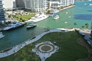 Una vista del Miami Circle, descubierto en 1988 al demolerse un edificio en Brickell Archeological Park, Miami. Descubrieron un misterioso círculo de 38 pies de diámetro.