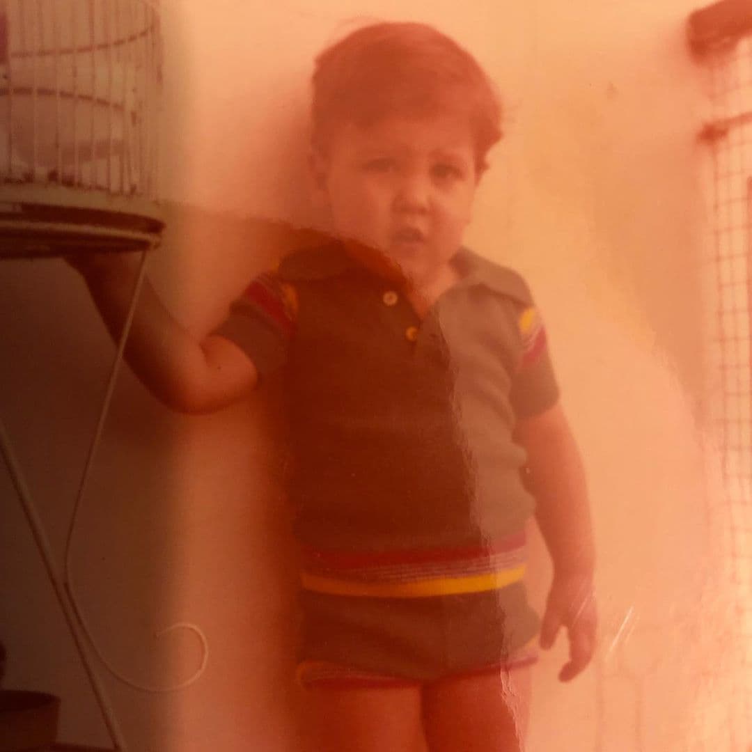 Esta tierna imagen sobresale en su perfil de Instagram y junto a ella describió lo que le hace sentir: "No dejo de ver esta foto. Es mi 'TBT' del día de hoy. En ese momento, inocencia, fragilidad y pureza en el alma. Apenas comenzaba a recorrer un camino que ha estado lleno de rosas y espinas, muchas situaciones y lecciones".