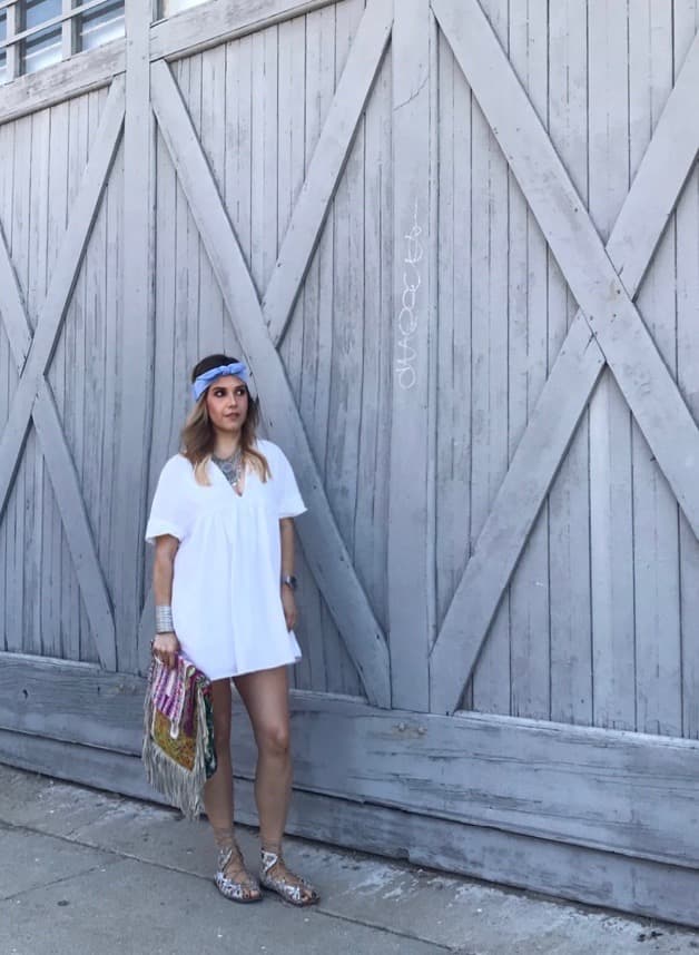 Para los fines de semana bajo el sol, un vestido blanco y corto es la mejor opción.