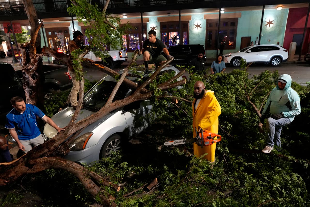 Autos quedaron bajo ramas de árboles y escombro tras el paso de tormentas severas en el área de Houston.