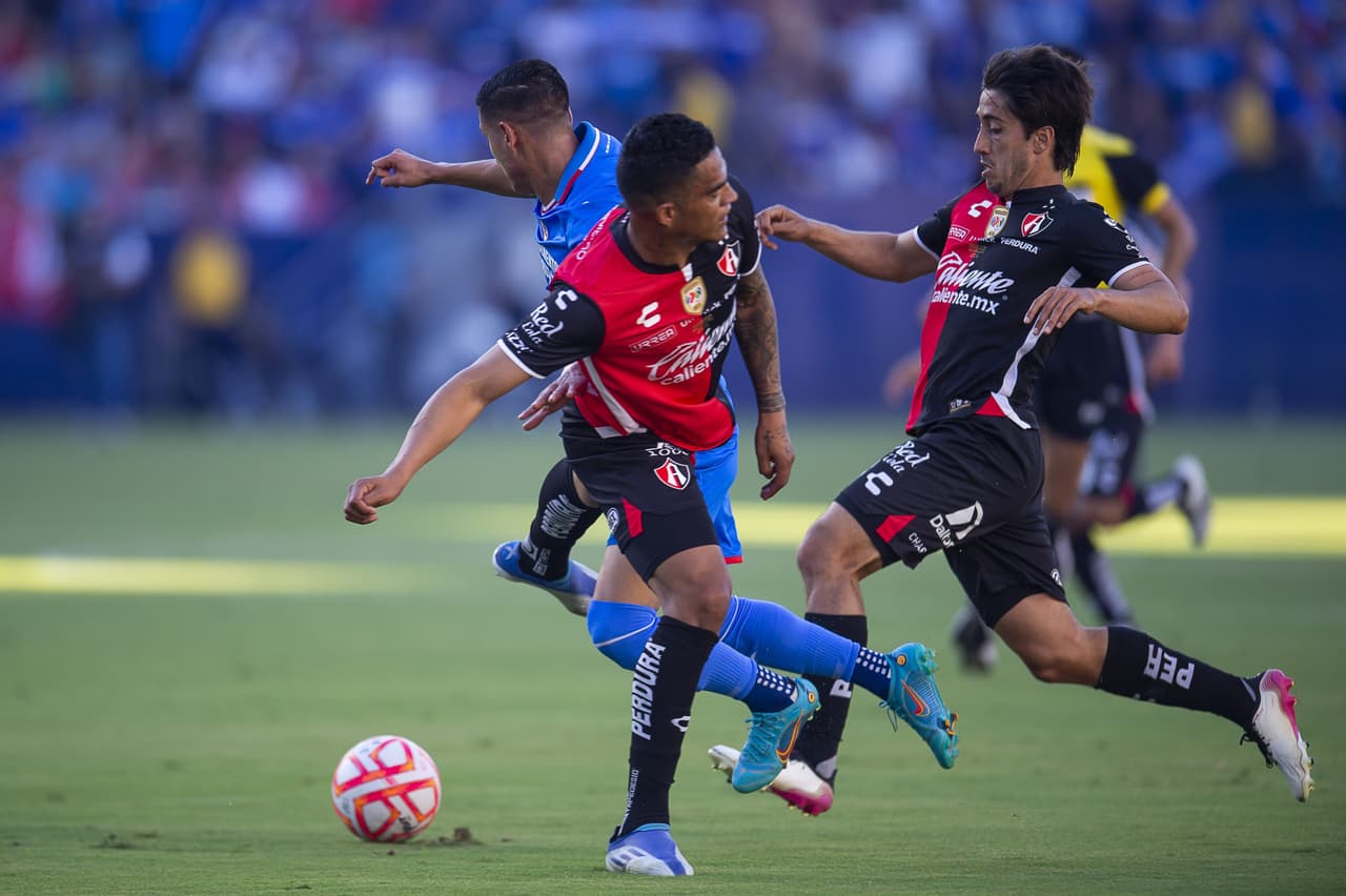 Julián Quiñones pasó de héroe a villano en cuestión de minutos, pues marcó el gol para empatar 2-2 en el tiempo reglamentario, pero voló el último cobro en los penales para darle el triunfo a Cruz Azul.