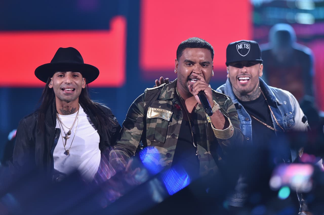 Nicky Jam, J Balvin, Arcangel, Zion y De La Ghetto y hicieron de las suyas en la doceava entrega de Premios Juventud con el pegajoso tema 'Travesuras'. El público no se cansó de bailar y corear este éxito del reggaeton.