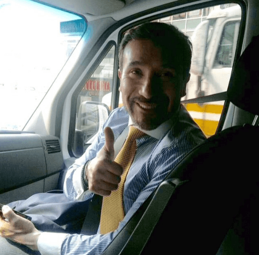 Si hay alguien que sabe de estilo es Luis Manuel, pues sabe cuándo lucir como todo un integrante de La Familia P. Luche y cuando impresionarnos con un estilo más formal, ¡luce guapísimo!