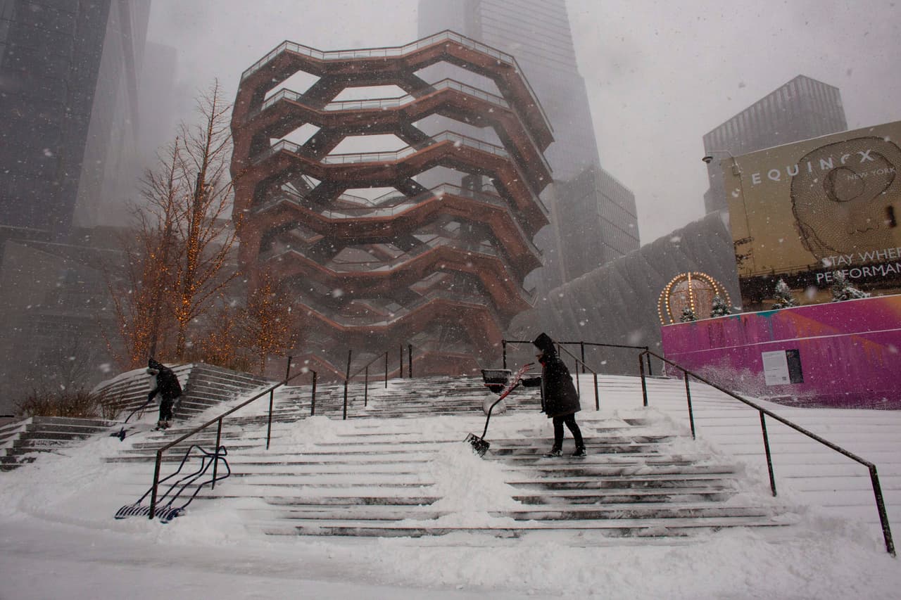 Un trabajador limpia las escaleras del exterior de The Vessel en Hudson Yards durante la tormenta.