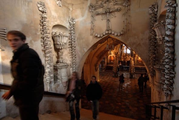 La historia del lugar inicia en el año 1278 cuando el Abad de Sedlec, en lo que hoy conocemos como la República Checa, regresó de Tierra Santa y esparciera tierra del Gólgota sobre el cementerio del lugar.