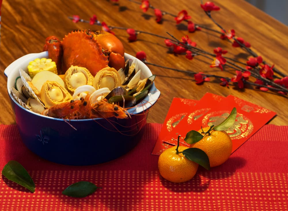 No pueden faltar mandarinas en su cena, porque esa fruta, fonéticamente es similar a la palabra de oro. Además, atraen prosperidad y deben tener cualquier número de ellas en la mesa, EXCEPTO cuatro. Pueden ser ocho, por ejemplo y no se preocupen, con comer solo una está perfecto.