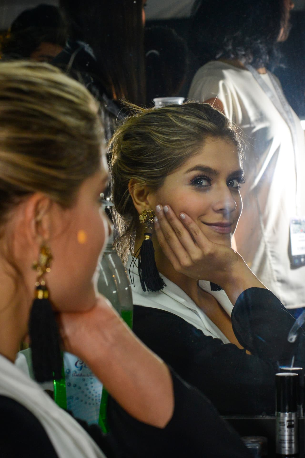 “Espejito, espejito, ¿quién es la más bonita?”, se pregunta Laura Tobón, una de las presentadoras del Canal RCN, en el backstage del BFW.