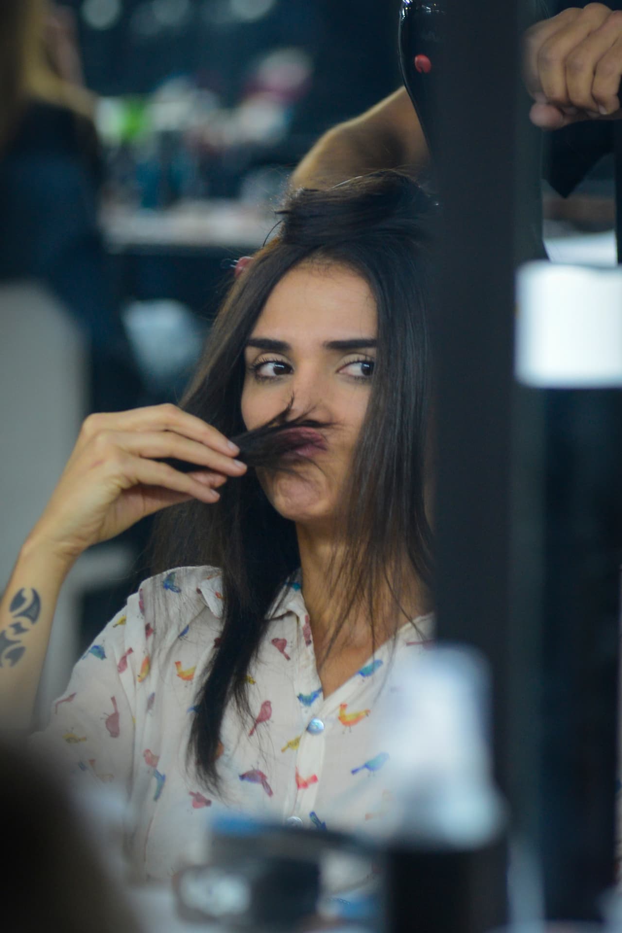 A la reconocida modelo vallecaucana María Teresa Mora se le conoce por su naturalidad. Muestra de ello es el despliegue de su “bigote” mientras la arreglan en el backstage.