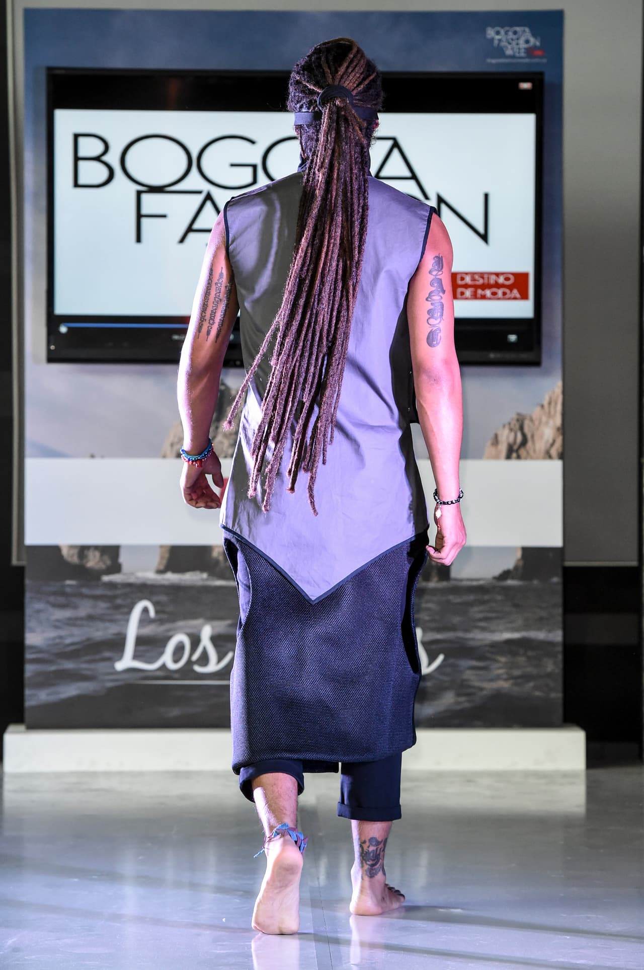 México estuvo presente en el BFW con el joven diseñador Enrique Romero, quien presentó una pequeña muestra de su trabajo –la reinterpretación del masculino kilt– en los pasillos del aeropuerto.