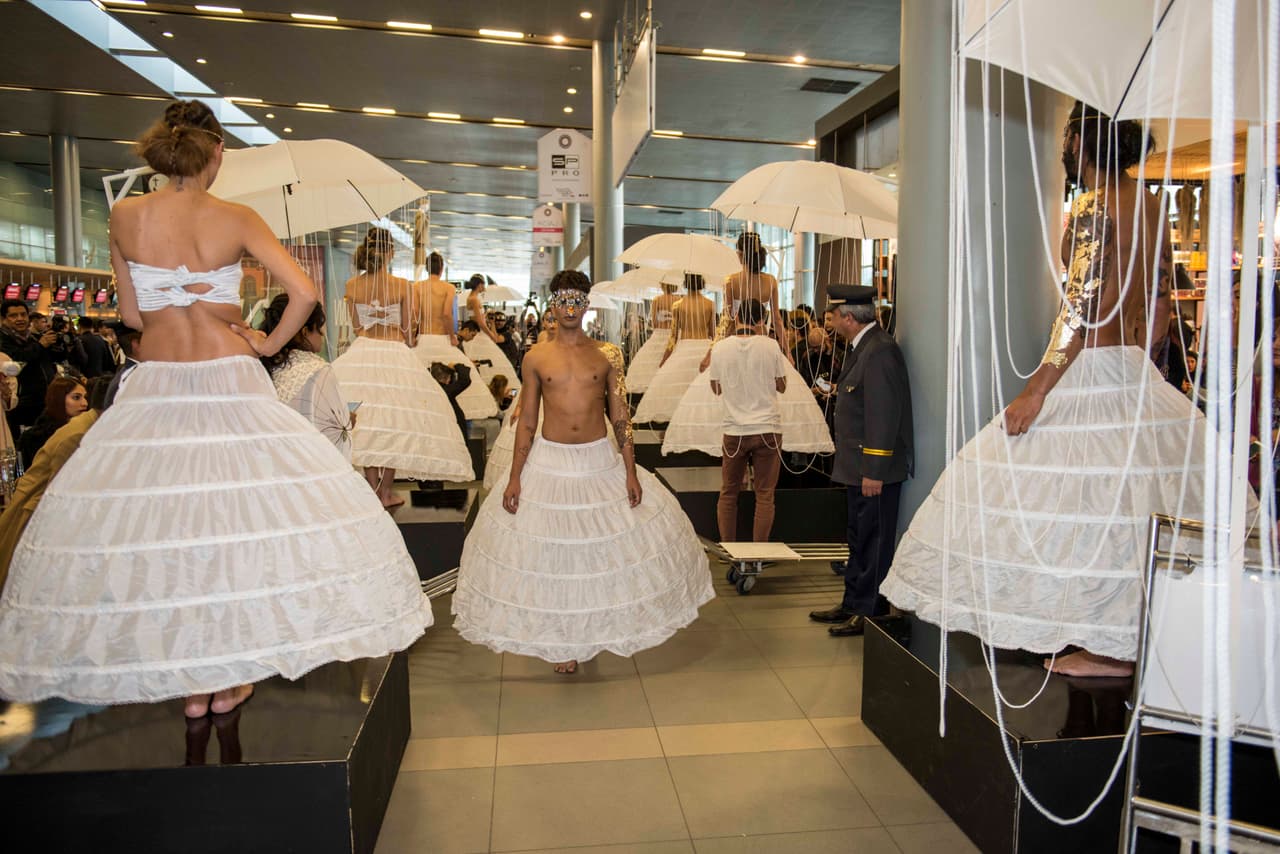 El talentoso joyero bogotano Sebastián Jaramillo presentó un performance muy original, donde los modelos compartieron escenario con los tradicionales maleteros del aeropuerto.