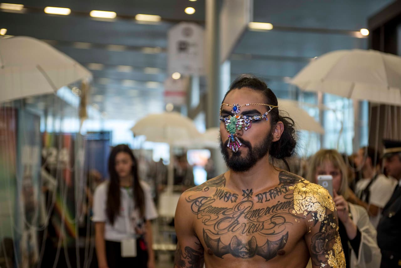 Una gran muestra de la creatividad colombiana. Las joyas de Sebastián Jaramillo, con el styling de La Madona Producciones y un modelo que lleva tatuado su cuerpo.