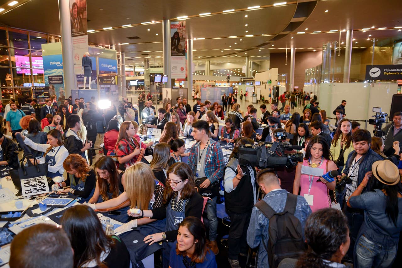 Y si hace solo unos días Karl Lagerfeld recreó un aeropuerto para su desfile de Chanel en París, el Bogotá Fashion Week se tomó el aeropuerto El Dorado y sorprendió a los pasajeros con actividades y desfiles.