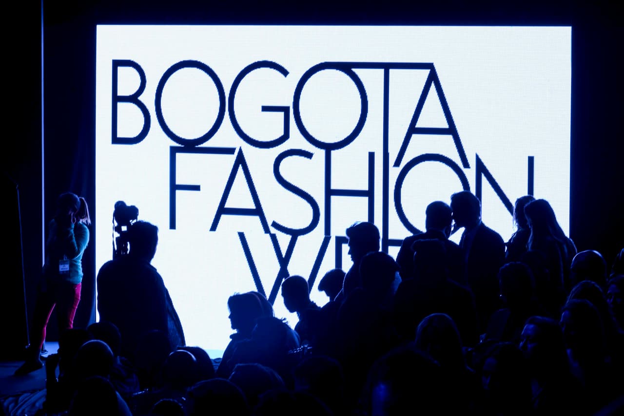 Si Medellín tiene Colombiamoda, Bogotá ya no se queda atrás. El primer Bogotá Fashion Week (BFW) se llevó a cabo nada menos que en el Aeropuerto Internacional El Dorado de la capital colombiana del pasado 5 al 10 de octubre. Ahí estuvieron presentes reconocidos diseñadores y modelos. Y nosotros tenemos imágenes inéditas –y tras bambalinas- de un evento que despegó con mucho éxito.