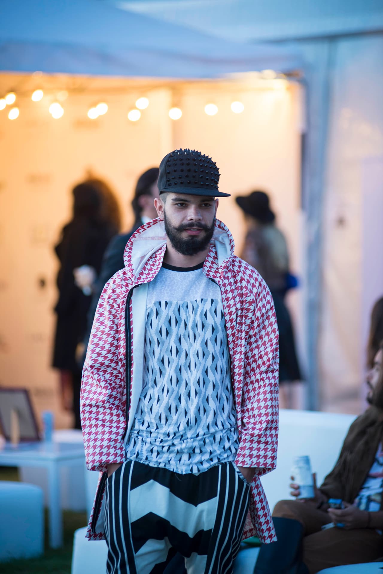 Una de las tendencias que vimos entre los asistentes al BFW fue la combinación de patrones geométricos y estampados.