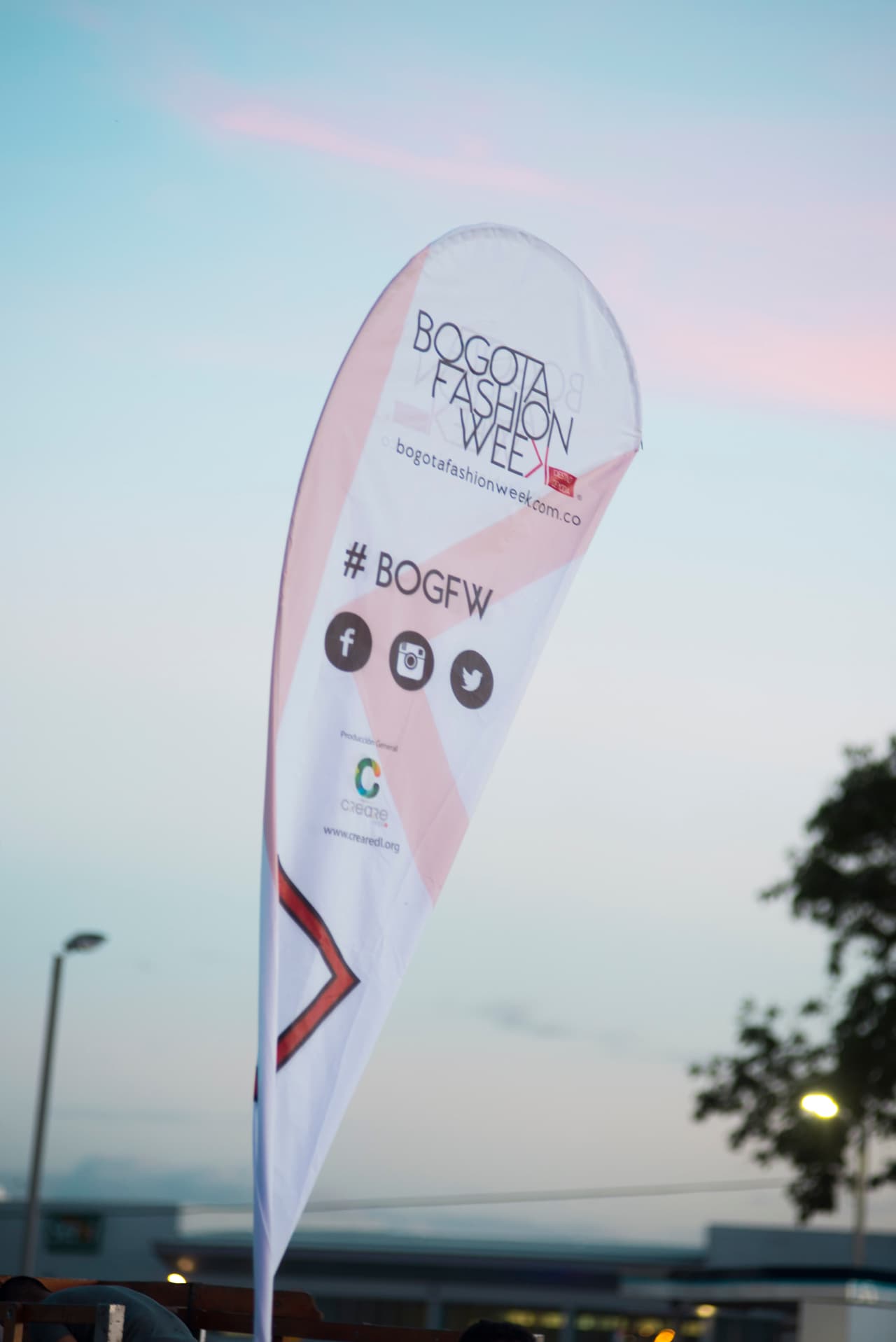Los rojos atardeceres bogotanos, famosos por su colorido, fueron el telón de fondo en el aeropuerto durante las largas jornadas del Bogotá Fashion Week.