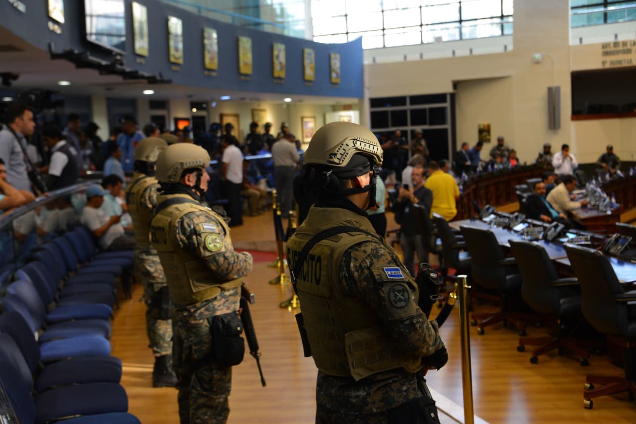 Representantes de EEUU y la ONU han llamado al diálogo y al respeto entre los poderes y la directora para las Américas de Amnistía Internacional, Erika Guevara Rosas, condenó el "ostentoso" despliegue militar y policial en la Asamblea Legislativa. Dijo que el movimiento de tropas "nos recuerda las épocas más sombrías de la historia de El Salvador. La Fuerza Armada y la Policía Nacional Civil reiteraron su lealtad al presidente Bukele.