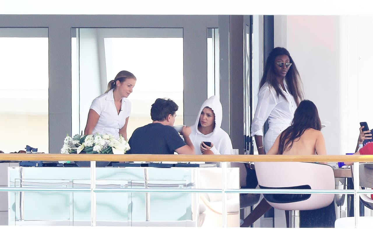 Leonardo DiCaprio fue captado en compañía de su novia Camila Morrone mientras desayunaban y daban un paseo a bordo de un megayate en el puerto de Antibes, Francia, así lo informó la agencia Grosby Group.