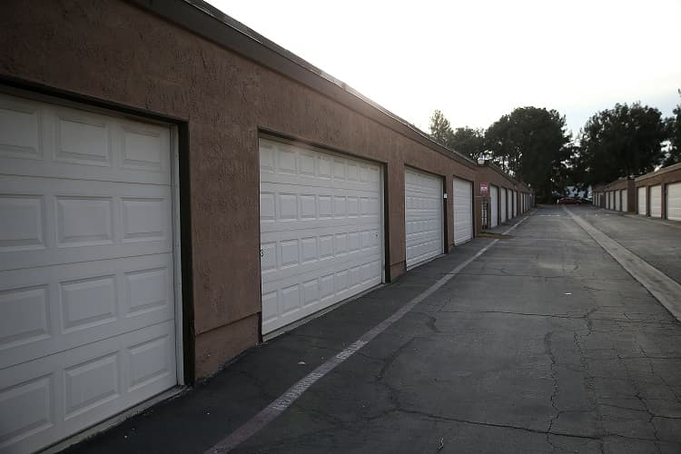 Garaje de los sospechosos donde las autoridades encontraron un arsenal de 5,000 cartuchos de balas.