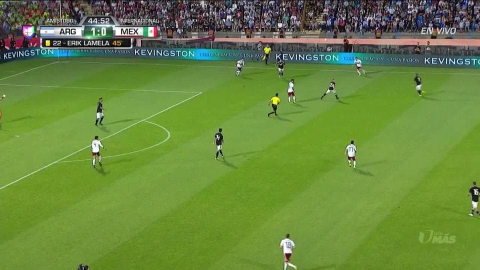 Tarjeta amarilla. El árbitro amonesta a Erik Lamela de Argentina